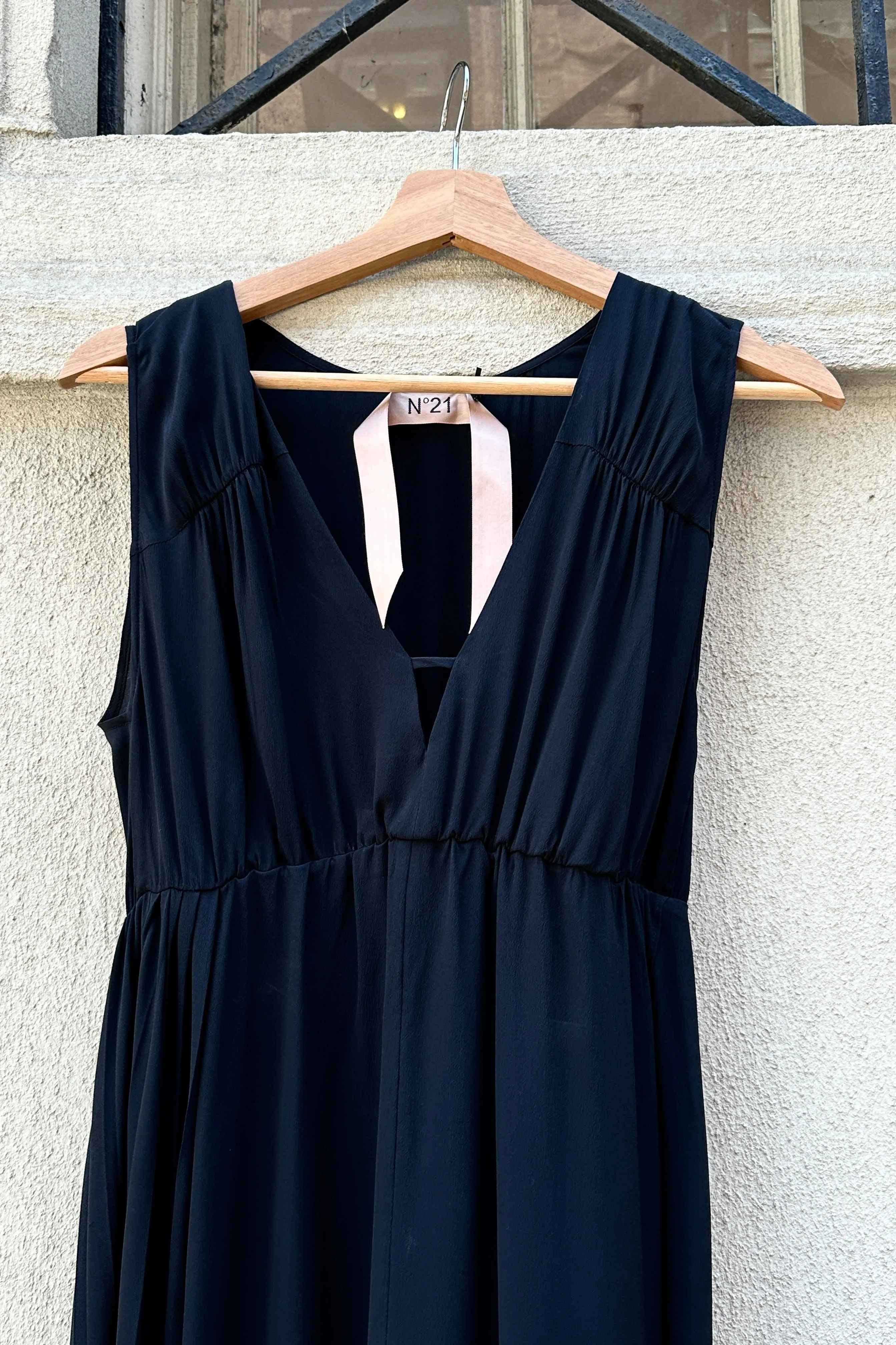 No. 21 - V-Neck Midi Dress: Black
